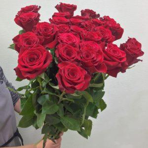 LRM EXPORT 186070272053862 20181203 012241516 300x300 - Букет из 27 красных роз (Эквадор), высота 90 см.