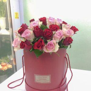 розы цветы в шляпной круглой коробке пермь