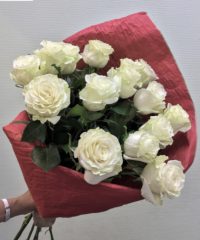 13 belyih e`kvadorskih roz kupit buket v permi 200x240 - Букет из 15 белых роз (Эквадор), в крафте