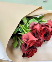 9 roz v krafte buket krasnyie rozyi perm 200x240 - Букет из 9 красных роз (Эквадор), в крафте