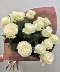 buket 15 belyih roz v krafte perm 200x240 - Букет из 15 белых роз (Эквадор), в крафте