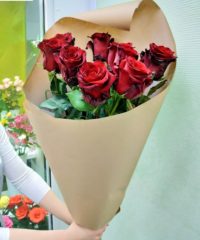 buket krasnyih e`kvadorskih roz kupit v permi 200x240 - Букет из 9 красных роз (Эквадор), в крафте