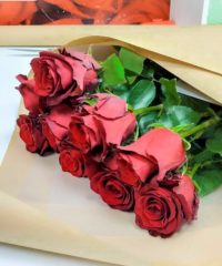 krasnyie rozyi buket kraft perm 200x240 - Букет из 9 красных роз (Эквадор), в крафте