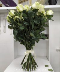 Свежие розы Пермь buket iz 25 belyih roz s dostavkoy po permi