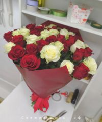 img 20200522 000744 200x240 - Букет из 45 красных и белых роз (Эквадор) с оформлением