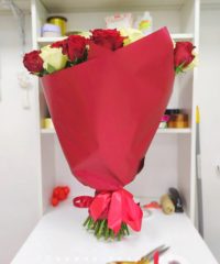 img 20200522 000805 200x240 - Букет из 45 красных и белых роз (Эквадор) с оформлением