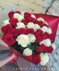img 20200522 000959 200x240 - Букет из 45 красных и белых роз (Эквадор) с оформлением