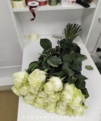 zakazat belyie rozyi s dostavkoy v permi 200x240 - 25 белых роз Мондиаль / Mondial (Эквадор)