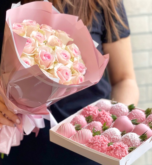 Набор из букета роз и набор клубники в бельгийском шоколаде